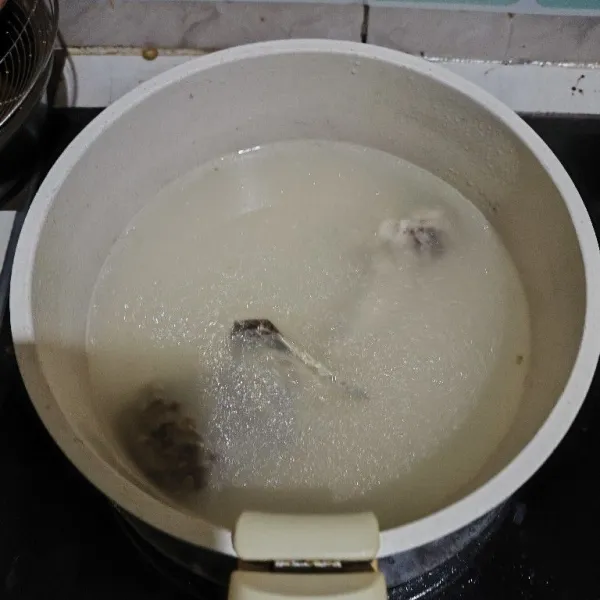 Rebus tulang ayam hingga bagian ayamnya empuk, buang lemaknya.