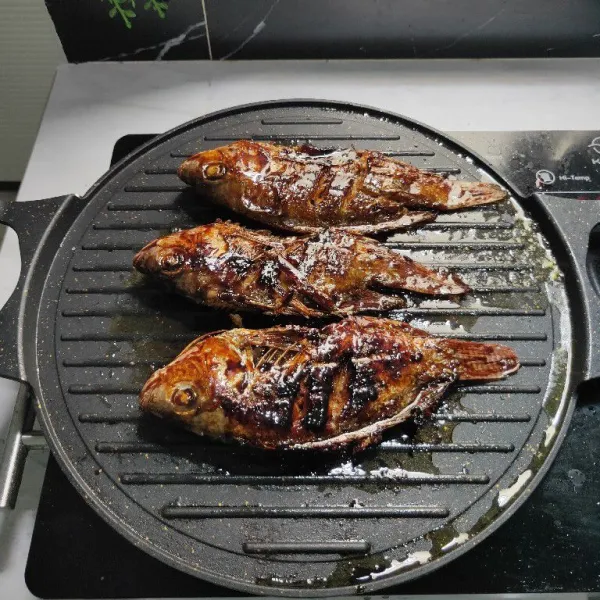 Oles ikan dengan bahan olesan hingga merata. Panggang hingga matang ke dua sisinya.