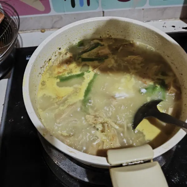 Setelah mendidih kecilkan api, tuangkan santan sambil terus diaduk sampai mendidih dan bumbu meresap,sajikan jika rasanya sudah pas.