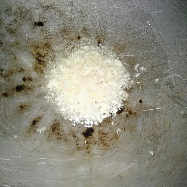 Panaskan minyak lalu tumis bumbu sampai wangi