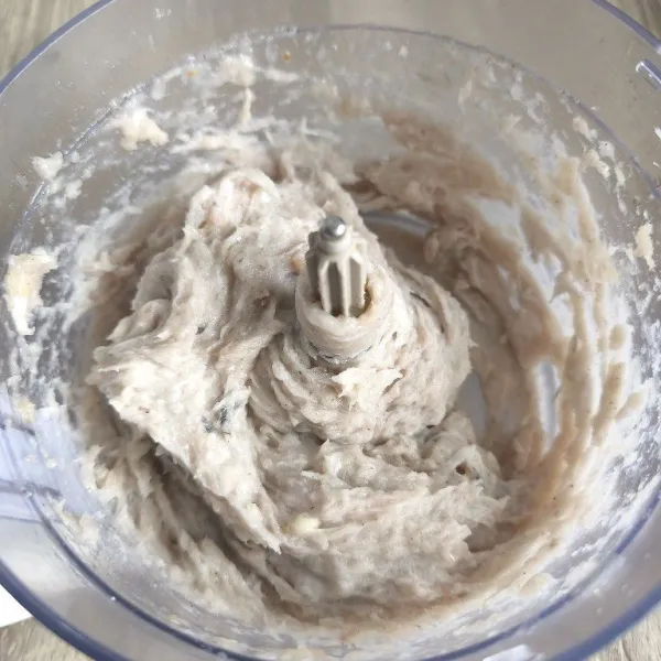 Blender ikan dengan bawang putih, garam, dan lada sampai halus.