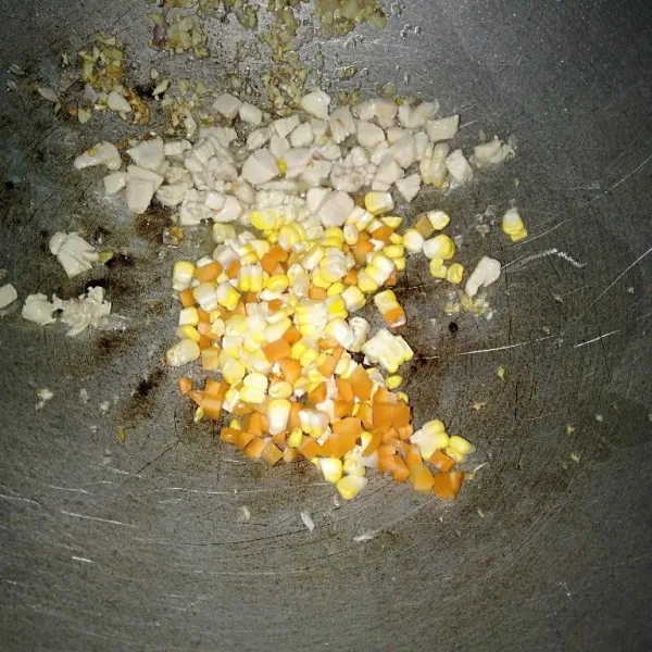 Lalu tambahkan irisan wortel dan jagung pipil tumis hingga matang