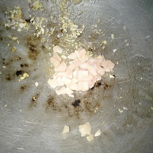 Masukan ayam yang sudah di potong2 kecil