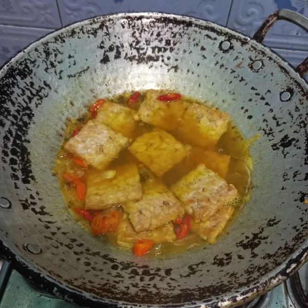 Masukkan tempe, masak sampai mendidih