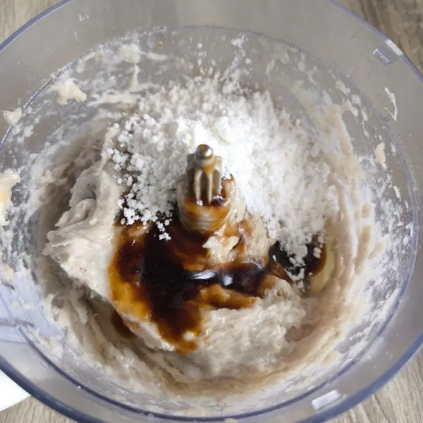 Masukan putih telur, saos tiram, minyak wijen, tepung tapioka, baking powder dan air es. Blender sampai semua bahan tercampur rata.