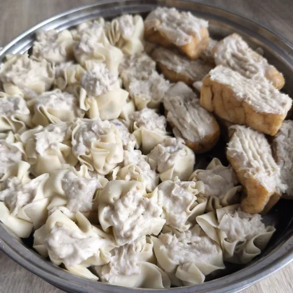 Tata siomay dan tahu dalam kukusan, kemudian kukus sampai matang.