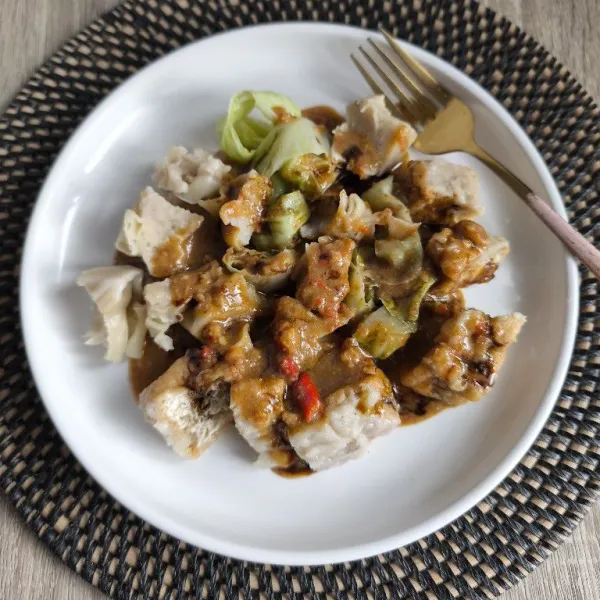 Ambil secukupnya,iris-iris dan siram dengan bumbu kacang lalu sajikan.