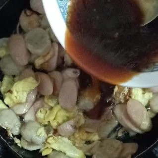 Tuang saus, aduk rata. Masak hingga bumbu cukup meresap.