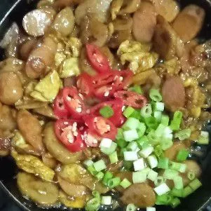 Terakhir, masukkan cabai merah besar dan bawang prei. Aduk rata, lalu angkat segera. Sajikan!