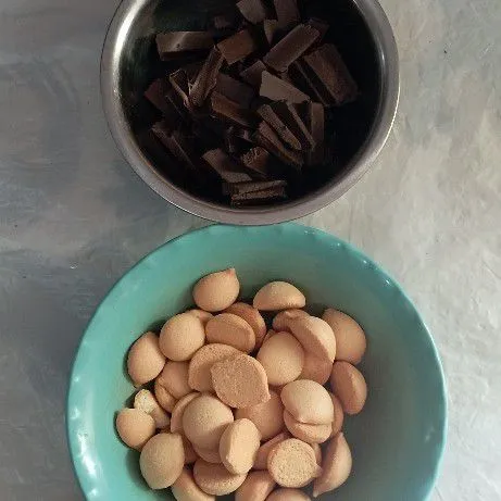 Timbang dan iris-iris coklat batangnya.