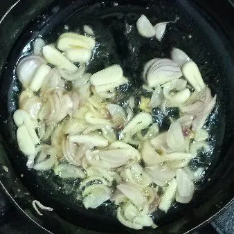 Tumis bawang bombay, bawang merah, dan bawang putih hingga wangi.