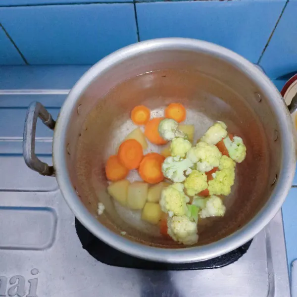 Didihkan air masukkan wortel, kentang dan kembang kol