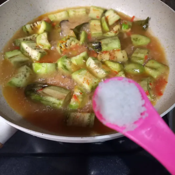 Bumbui dengan garam, gula, dan penyedap rasa.