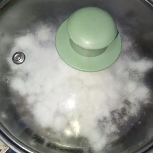 Kukus terlebih dahulu kelapa agar klepon tidak mudah basi.