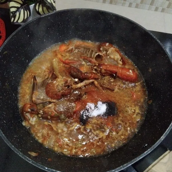 Masukkan kecap manis, saus sambal, saus tiram, gula dan garam. Aduk rata.