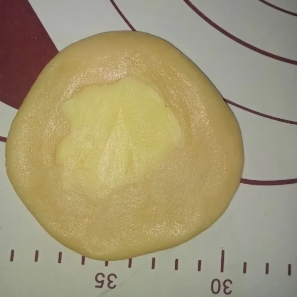 Pipihkan, lalu letakkan korsvet diatas adonan.