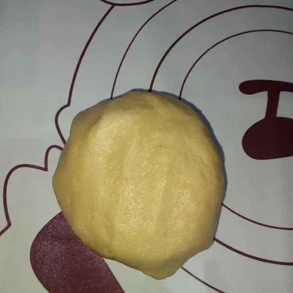 Uleni tepung terigu, gula, margarin, dan air es secukupnya, lalu diamkan selama 15 menit.