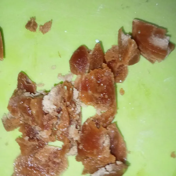 Sisir gula merah, lalu sisihkan.