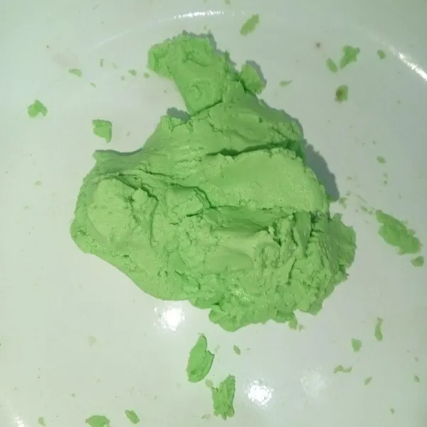 Campurkan tepung ketan, tepung beras, pasta pandan, dan air hangat, lalu tuangkan secara perlahan sambil diuleni sampai adonan bisa dipulung.