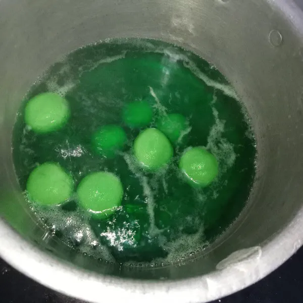 Panaskan air hingga mendidih, lalu tambahkan pasta pandan secukupnya. Aduk rata dan masukkan klepon, lalu rebus sampai mengapung. Angkat dan tiriskan.