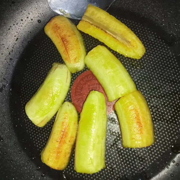 Panggang pisang sebentar hingga berubah warna menjadi sedikit kekuningan.