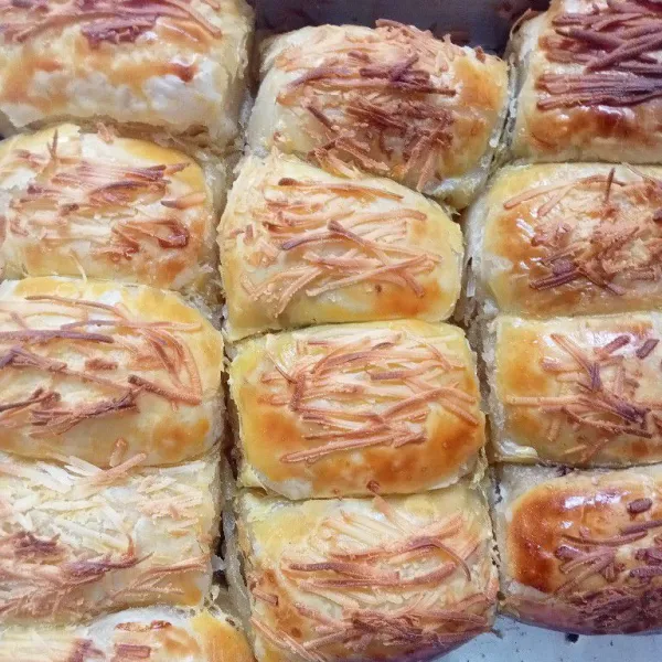 Panggang selama 20-30 menit dengan suhu 190-200°C menggunakan api atas bawah hingga matang.