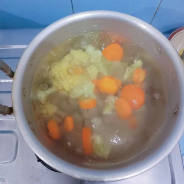 Setelah matang masukkan bakso