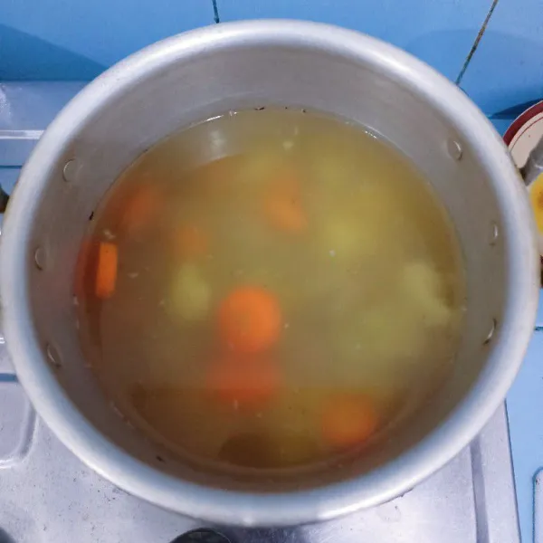 Tambagkan garam, penyedap rasa, merica dan gula pasir