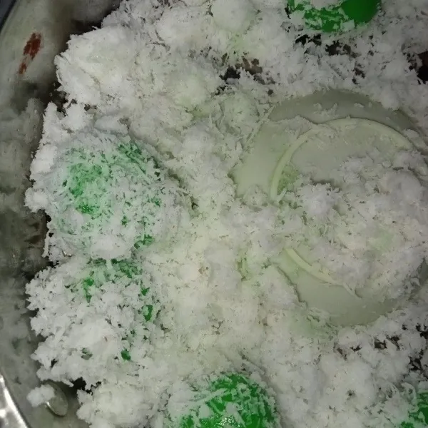 Gulingkan klepon di dalam kelapa kering, lalu tiriskan diatas piring saji dan siap disajikan.