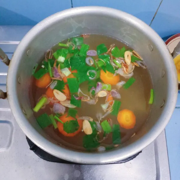 Taburi bawang goreng, daun bawang dan seledri
