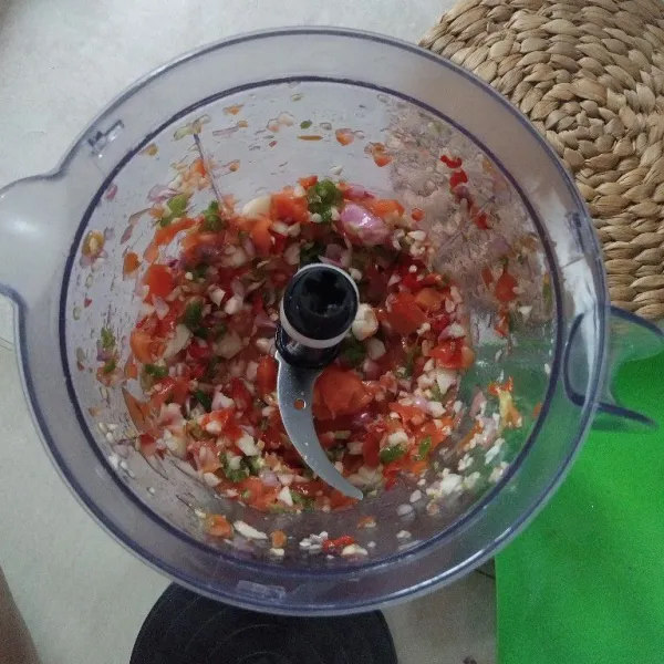 Chopper Kasar bawang merah, bawang putih, cabe, dan tomat.