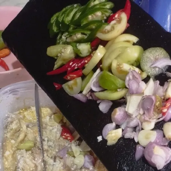Masukkan semua cabai dan tomat serta belimbing wuluh. Aduk rata.
