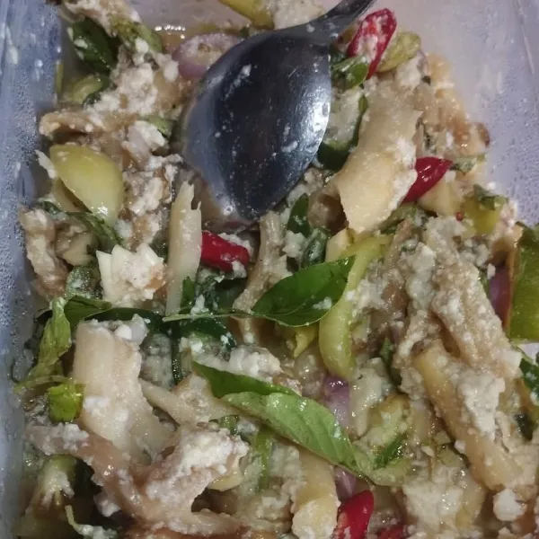 Tambahkan daun kemangi. Aduk rata dan koreksi rasa.