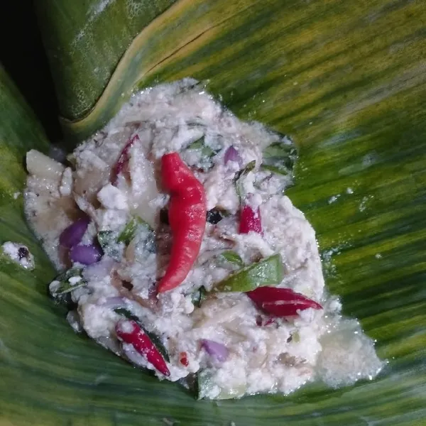 Siapkan daun pisang untuk membungkus.