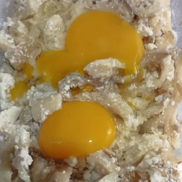 Campur jamur, tahu yang sudah diremas hingga hancur dan telur ayam. Tambahkan gula garam dan kaldu bubuk.Aduk rata.