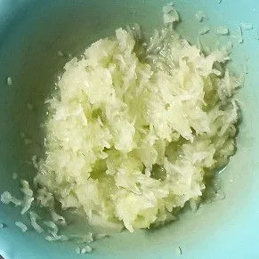 Kupas timun, buang bijinya lalu serut.