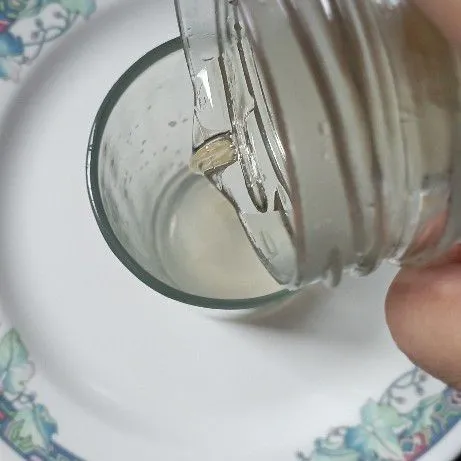Tambahkan sirup leci, boleh ditambah jika kurang manis.