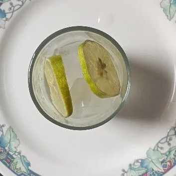 Tambahkan juga jeruk nipis dan es batu.