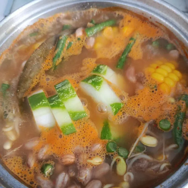 Terakhir masukkan potongan timun, masak sampai layu. Matikan kompor dan sajikan.