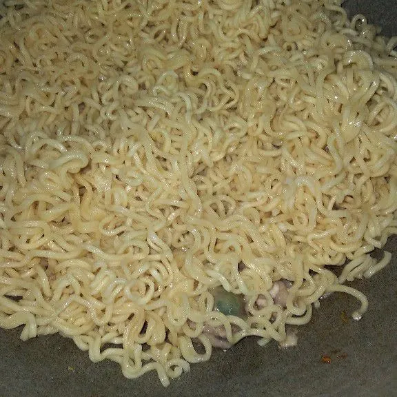 Tumis bumbu halus dan kulit ayam sampai bumbu tanak. Masukkan mie kemudian aduk.