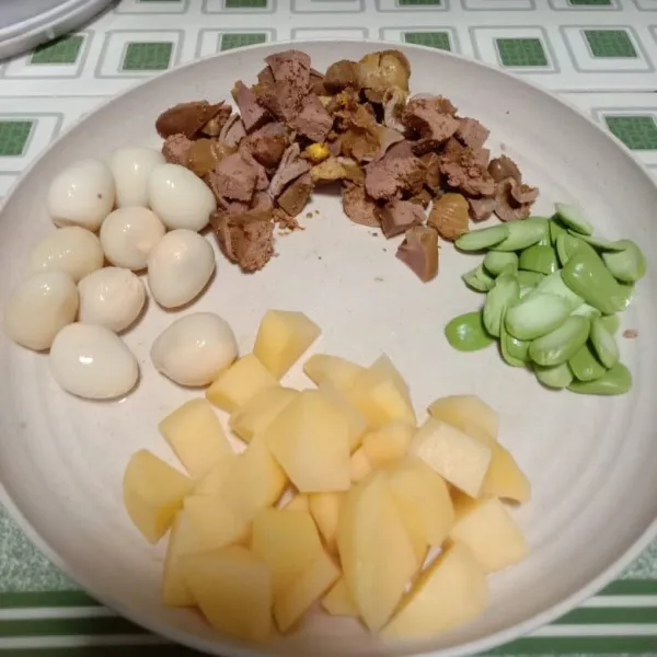 Goreng ati ampela yang sudah diungkep dan dipotong, goreng kentang dan telur puyuh