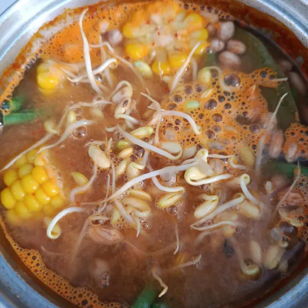 Ketika jagung dan kecambah mulai matang tambahkan kacang panjang dan kecambah kedelai. Masak sampai empuk.