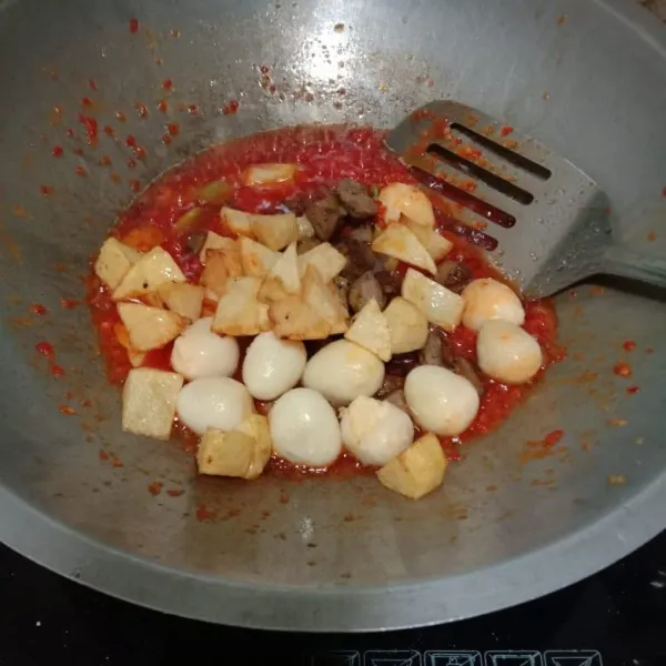 Kemudian masukkan ati ampela, kentang dan telur puyuh yang sudah digoreng