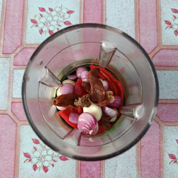 Blender bumbu halus dengan sedikit air.