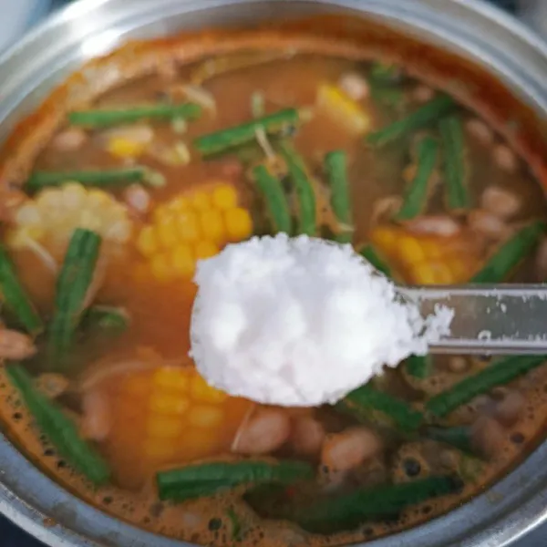 Kemudian bumbui dengan garam, gula dan kaldu jamur. Koreksi rasa, masak sampai bumbu meresap.