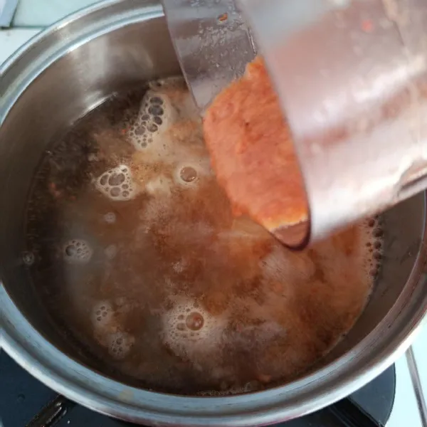 Rebus air hingga mendidih, masukkan bumbu halus. Tambahkan daun salam dan lengkuas, rebus kembali hingga mendidih.
