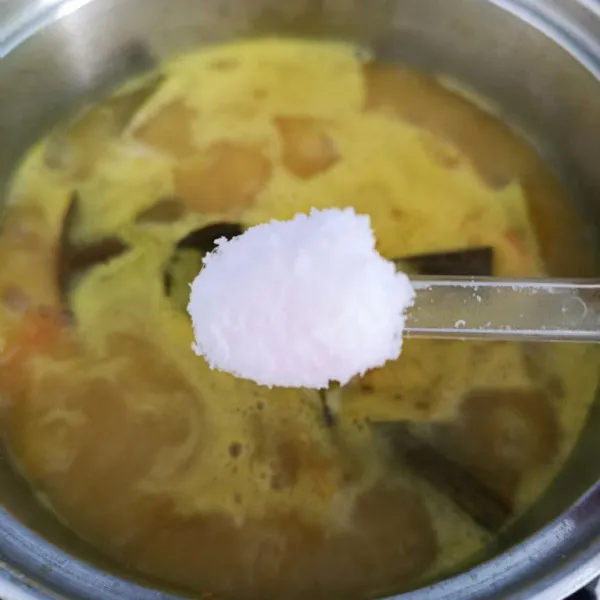 Ketika mulai mendidih bumbui dengan bumbu penyedap. Masak sampai bumbu meresap sambil sesekali diaduk supaya santan tidak pecah.