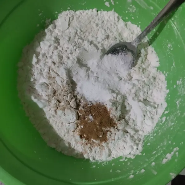 Campurkan tepung tapioka, tepung terigu, bawang putih bubuk, garam, lada bubuk dan kaldu bubuk.