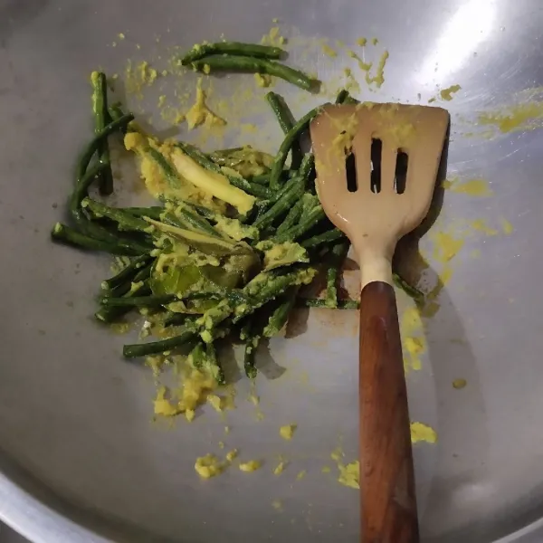 Masukkan kacang panjang, aduk rata.