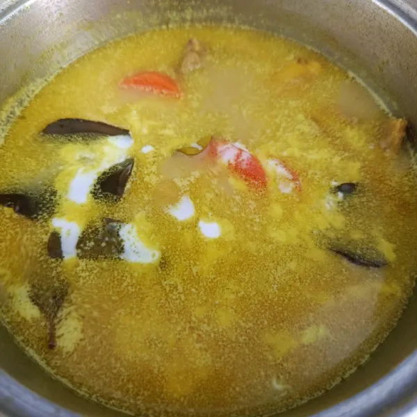 Tambahkan santan dan sisa air, aduk rata kemudian kecilkan api.